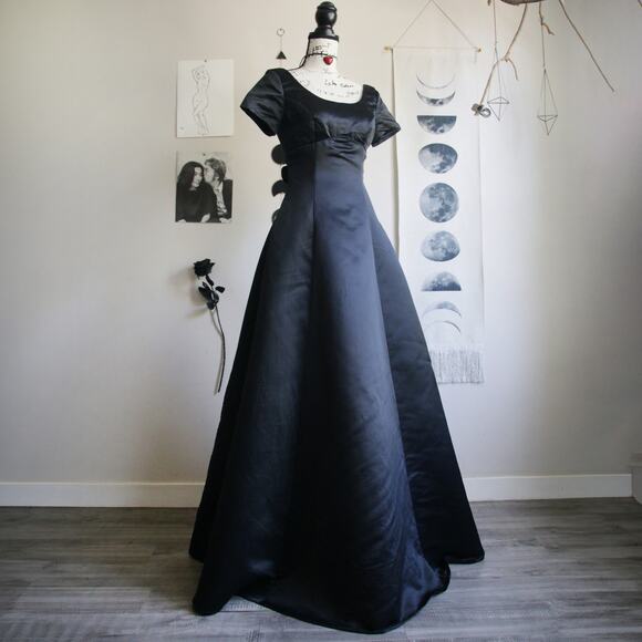 VINTAGE 1990'S WHIMSY GOTH BRIDAL/PROM GOWN - Picture 2 of 9